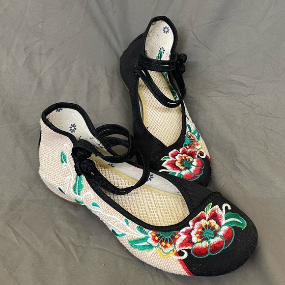 Unique Embroidered Chinese Sandals size 9 - Picture 1 of 6